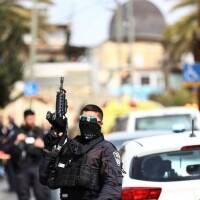 Jeruzalemē desmitiem aizturēto pēc uzbrukuma sinagogai