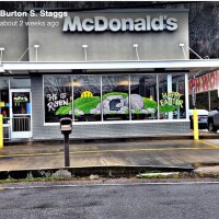 ASV Tenesī štatā uz McDonald's franšīžu logiem uzlīmēta Lieldienu simbolika