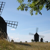 Vēsturiska baznīca tiek pārvietota pa ceļu Arktikas pilsētā
