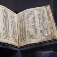 Senākā ebreju Bībele pārdota par 38 miljoniem dolāru