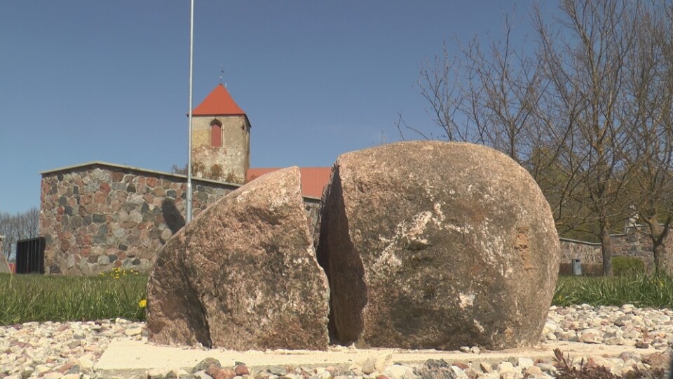 Lestenē atklāts piemiņas parks Otrajā pasaules karā izpostītajām mājvietām