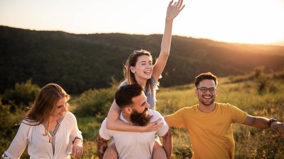 Jaunieši divreiz biežāk nekā vecākā gada gājuma cilvēki jūtas pateicīgi Dievam