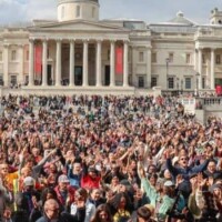70 000 cilvēku pulcējas Londonas Trafalgaras laukumā, lai uzklausītu evaņģēlija vēsti
