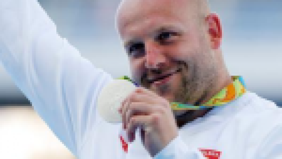Poļu olimpietis pārdod sudraba medaļu un ziedo naudu bērna glābšanai
