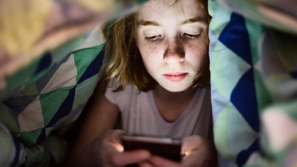Apvienotajā Karalistē mudina aizliegt viedtālruņu lietošanu līdz 16 gadu vecumam