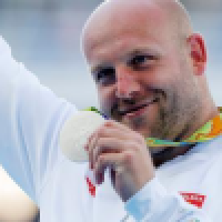 Poļu olimpietis pārdod sudraba medaļu un ziedo naudu bērna glābšanai
