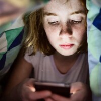 Apvienotajā Karalistē mudina aizliegt viedtālruņu lietošanu līdz 16 gadu vecumam