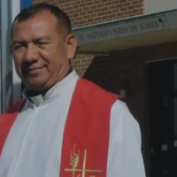 Priesteris rūpējas par bērniem mātes prombūtnē