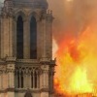Franču kinorežisors uzņems filmu par ugunsgrēku Parīzes Dievmātes katedrālē
