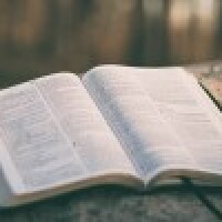 100 gadus veca kristiete izlasījusi Bībeli 60 reizes