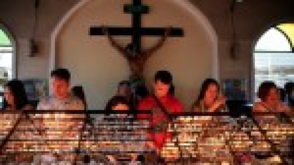 Kristieši nosoda priesteru nogalināšanu Filipīnās 