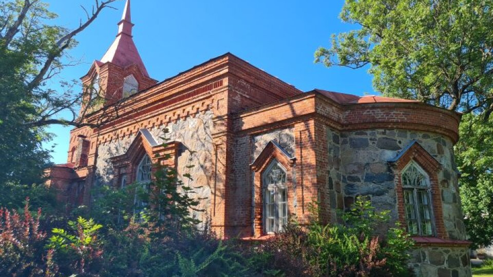 Aizputes adventistu draudze paziņo par baznīcas ēkas pārdošanu