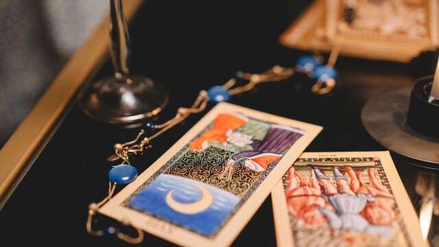 Lielbritānijas baznīcas aicinātas reaģēt uz pieaugošo interesi par astroloģiju un taro