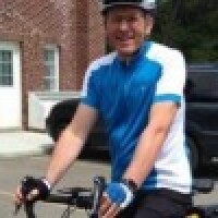 ASV bīskaps ar velosipēdu apceļos Kanādu un vāks ziedojumus