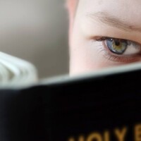 Amerikā skolēnus aicina piedalīties "Atnes savu Bībeli uz skolu" dienā