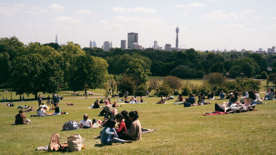 Neraugoties uz lielo karstumu , Londonā uz lūgšanu pulcējas vairāk nekā 1500 cilvēku