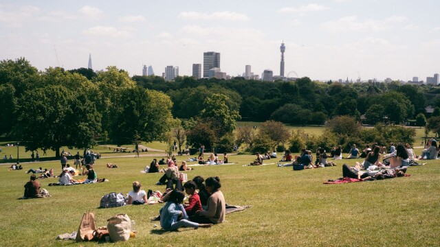 Neraugoties uz lielo karstumu , Londonā uz lūgšanu pulcējas vairāk nekā 1500 cilvēku