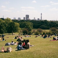Neraugoties uz lielo karstumu , Londonā uz lūgšanu pulcējas vairāk nekā 1500 cilvēku