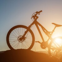 Čellists un dzejnieks ar velosipēdu apceļo 40 dievnamus