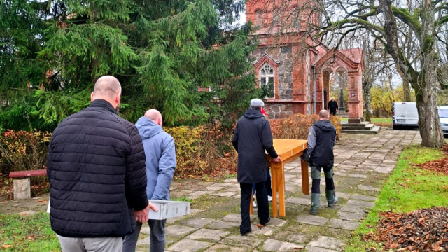 Aizvadīts dievkalpojums jauniegādātajā Aizputes luterāņu baznīcā