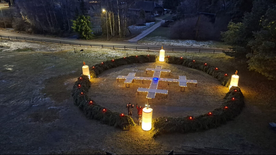Pie Skultes baznīcas tapis Latvijā lielākais Adventa vainags