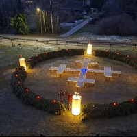 Pie Skultes baznīcas tapis Latvijā lielākais Adventa vainags Pie Skultes baznīcas tapis Latvijā lielākais Adventa vainags