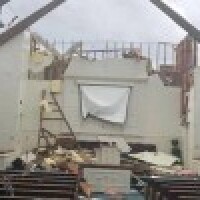 ASV tornado norauj baznīcas jumtu