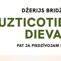 Izdota jauna grāmata “Uzticoties Dievam” par ceļu cauri grūtībām