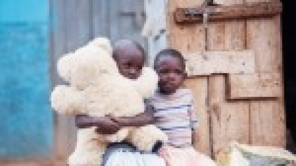 Sudāniešu bēgļu bērni Ugandā saņem 700 plīša lācīšu