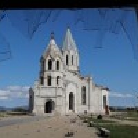 Apšaudē Kalnu Karabahā cietusi vēsturiskā Šušas Svētā Pestītāja katedrāle