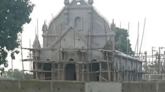 Ekstrēmistu pūlis uzbrūk baznīcas būvlaukumam