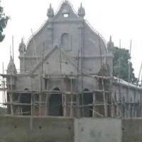 Ekstrēmistu pūlis uzbrūk baznīcas būvlaukumam