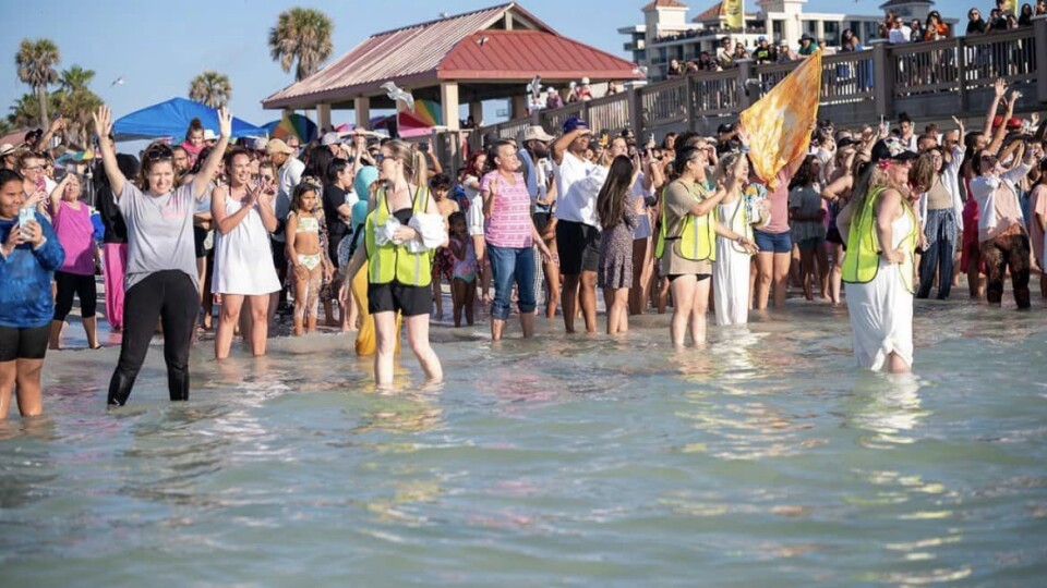 Floridā Lieldienu svētdienas dievkalpojumā kristās 200 cilvēku