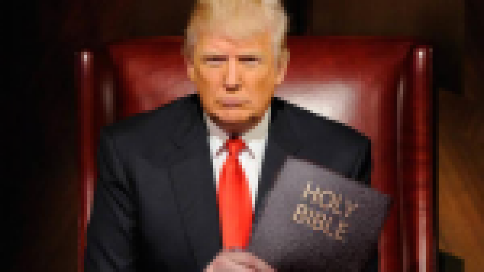 Donalds Tramps nodos zvērestu uz Linkolna Bībeles un savas ģimenes Bībeles