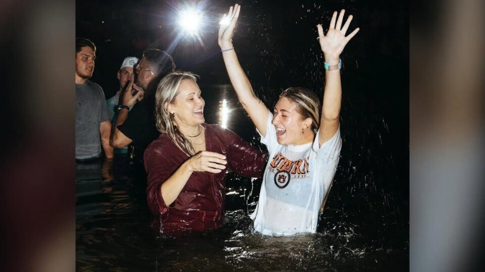 Auburnā simtiem cilvēku izvēlas Jēzu un dodas kristīties
