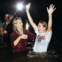 Auburnā simtiem cilvēku izvēlas Jēzu un dodas kristīties