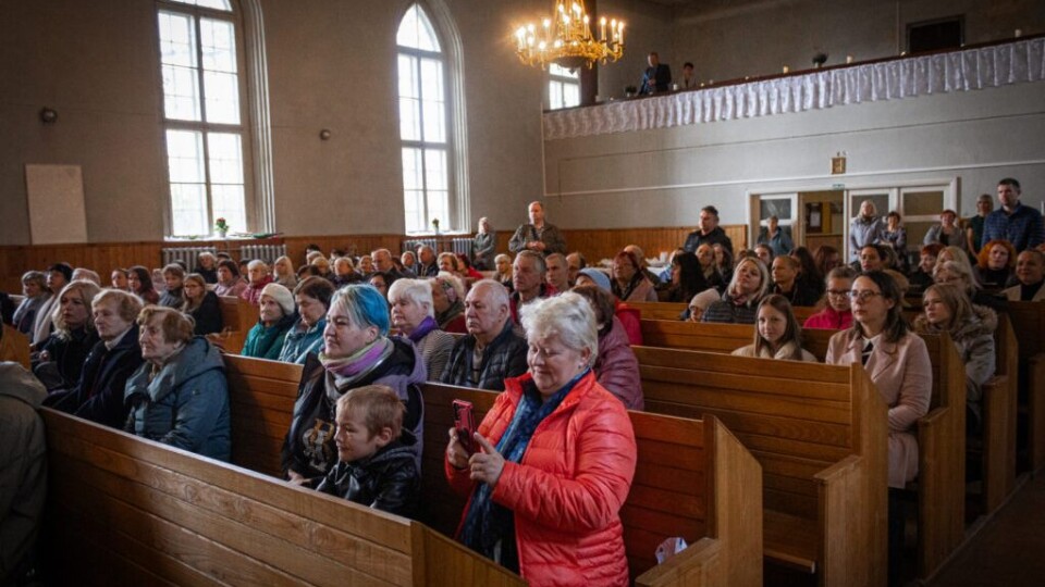 Kokneses luterāņu baznīcā atklāj piemiņas zīmi mācītājam Valdim Baltrukam