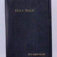 Izsolē pārdota Elvisa Preslija Bībele ar pasvītrojumiem