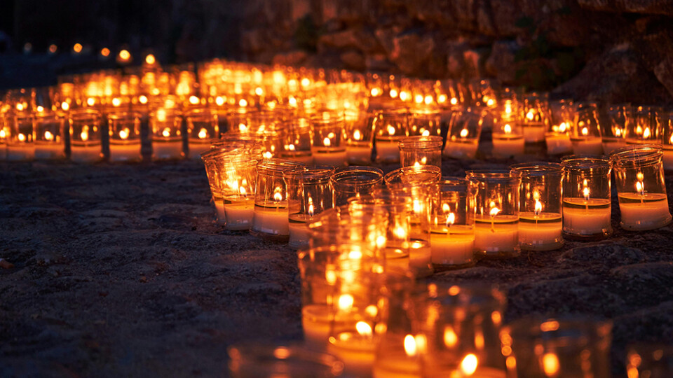 Uz Somijas parlamenta aizdegtas sveces par katra plānotā aborta upuri 2024. gadā