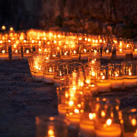 Uz Somijas parlamenta aizdegtas sveces par katra plānotā aborta upuri 2024. gadā