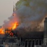 Pasaule skumst par Parīzes Dievmātes katedrāles ugunsgrēku