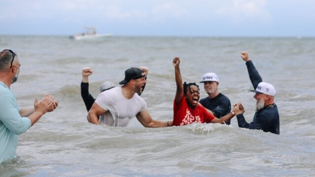 Floridas pludmales kristībās tiek pagremdēti vairāk nekā 1600 cilvēku