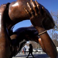 Bostonā atklāj 10 miljonu dolāru vērtu statuju Mārtinam Luteram Kingam