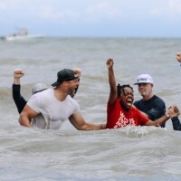 Floridas pludmales kristībās tiek pagremdēti vairāk nekā 1600 cilvēku