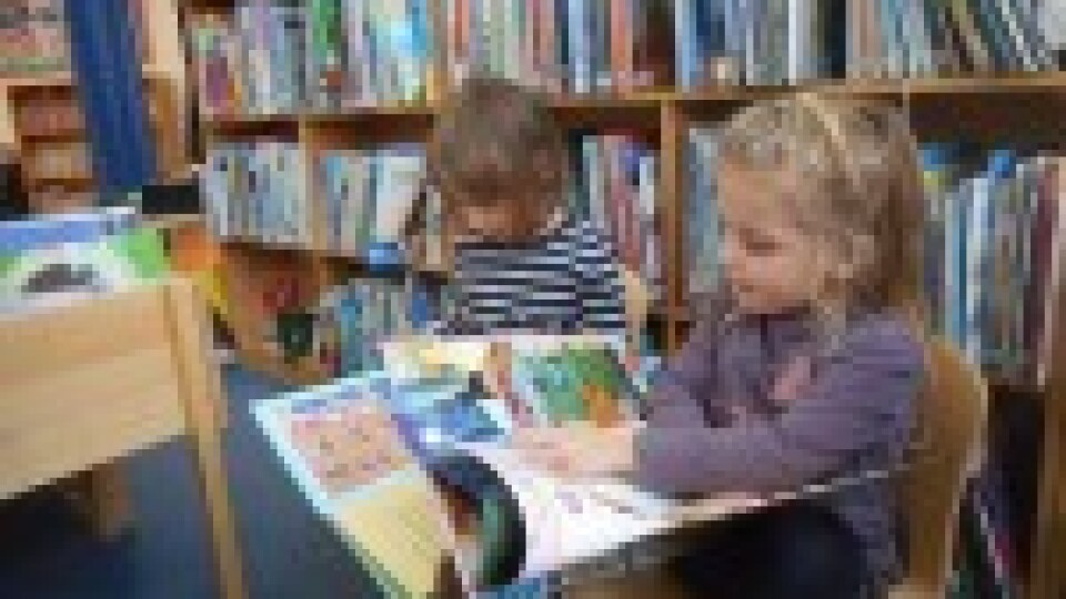 Anglijā bibliotēkas bērnu istabā aizliedz dziedāt Dievam