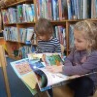 Anglijā bibliotēkas bērnu istabā aizliedz dziedāt Dievam