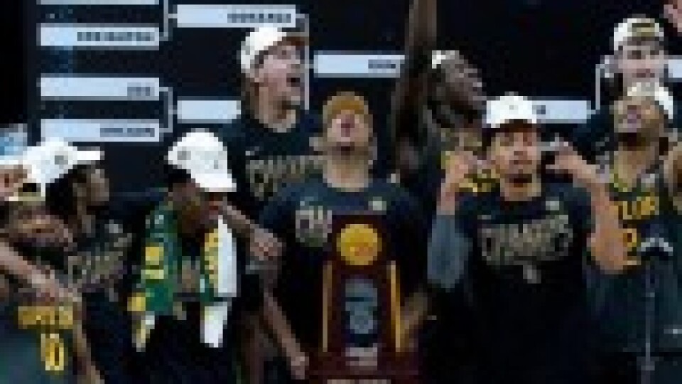 Basketbola komanda pateicas Dievam pēc pirmās uzvaras NCAA čempionātā