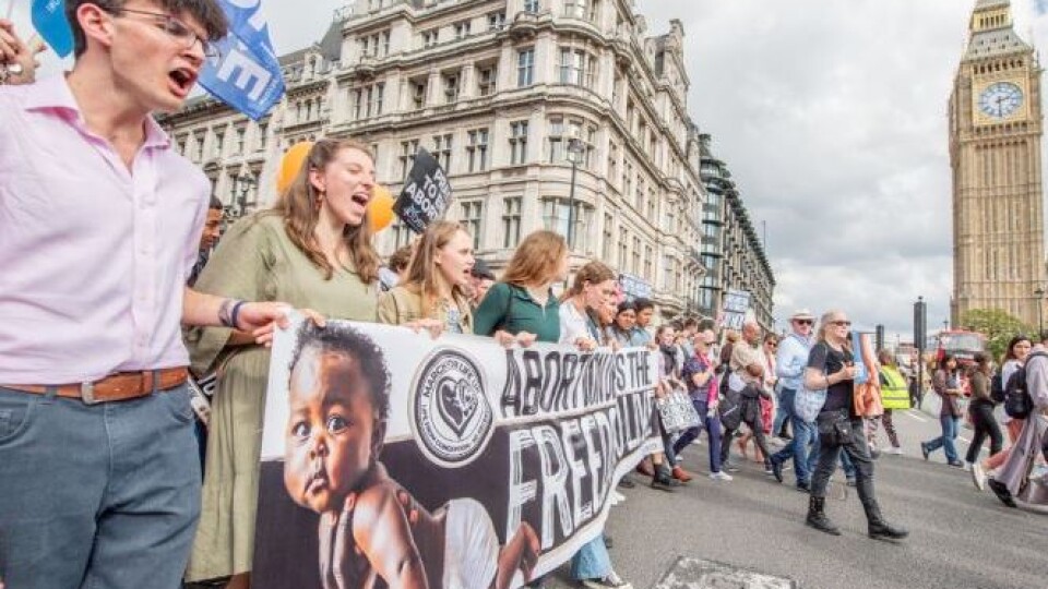 Tūkstošiem cilvēku dodas gājienā par dzīvību Londonā