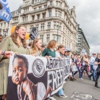 Tūkstošiem cilvēku dodas gājienā par dzīvību Londonā