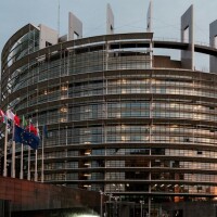 Eiropas parlaments iekļauj surogasiju likumā par cilvēku tirdzniecību